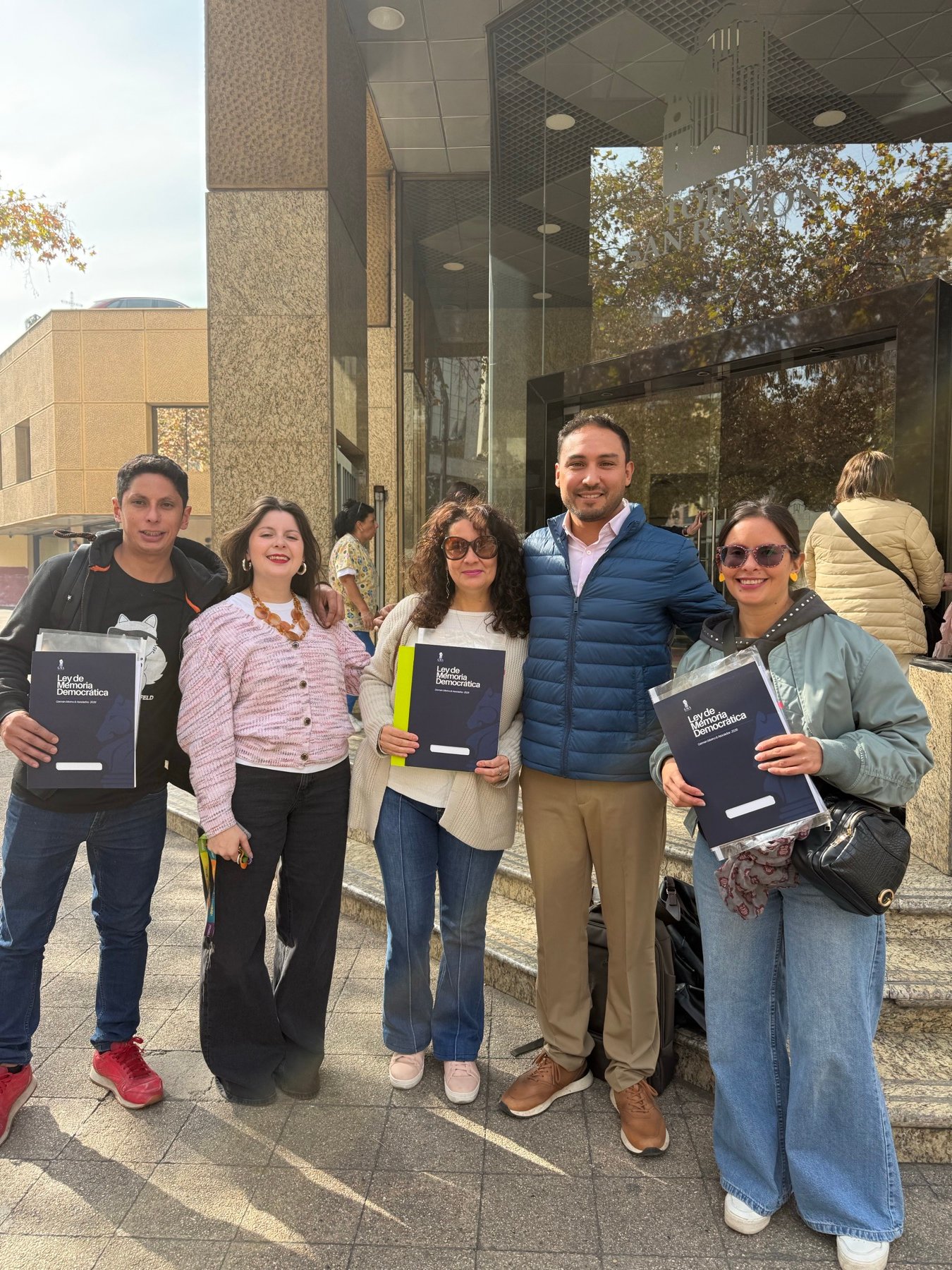 Germán Merino junto a clientes tras un trámite de la Ley de Memoria Democrática